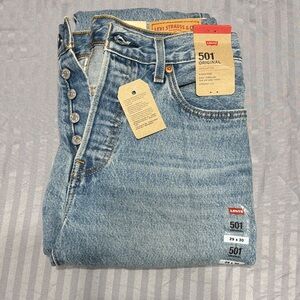 Levi's Women's Light Blue Straight Leg Jeans